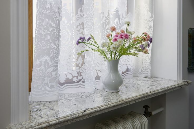 Из чего делают подоконники: какие материалы действительно стоят внимания