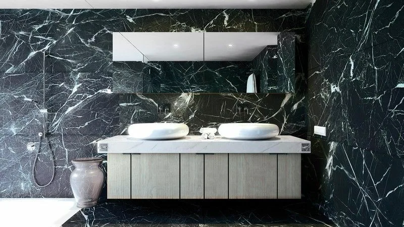 Сочетание зеленого мрамора Veria Green с белыми поверхностями и деревом 