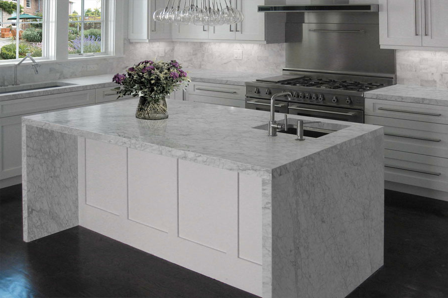 светлый мрамор Bianco Carrara для кухни